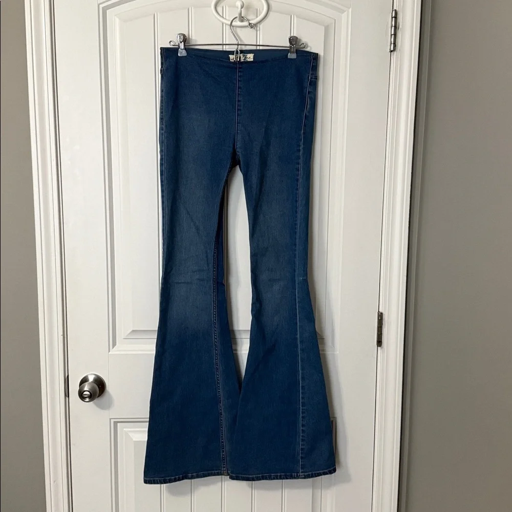 We The Free - Penny Pull-On Flare Jeans - Size 27 - Good Used Condition!! - Picture 2 of 8